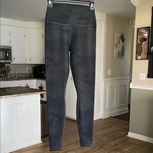 Alo Yoga Super High Rise Waist Vapor Full Length Leggings Sz Small Black Camo